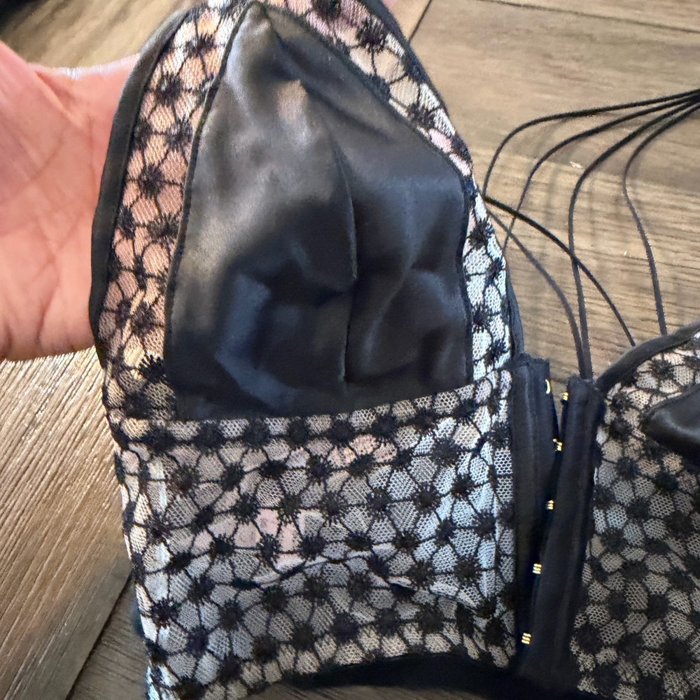 Victoria's Secret Black and White Strappy Lace Bra nwt small - Picture 2 of 5